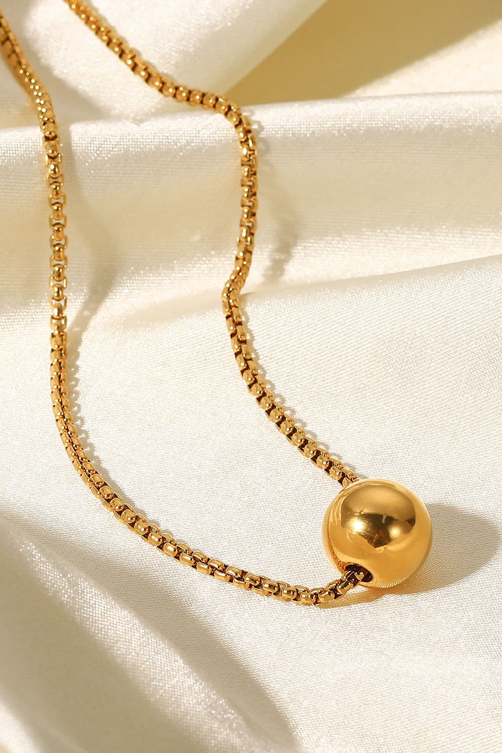 18K Gold-Plated Round Shape Pendant Necklace Trendsi